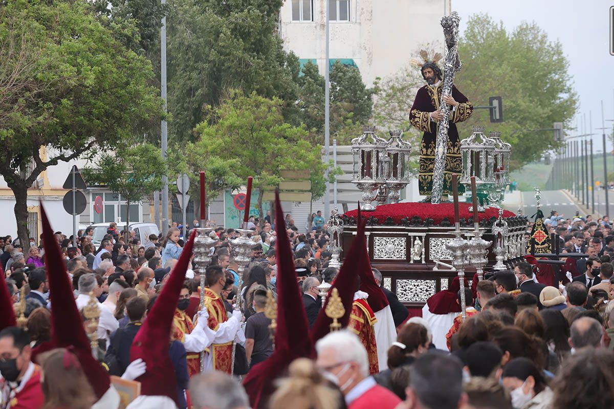 La Vera Cruz desafía la previsiones y llega a la Catedral