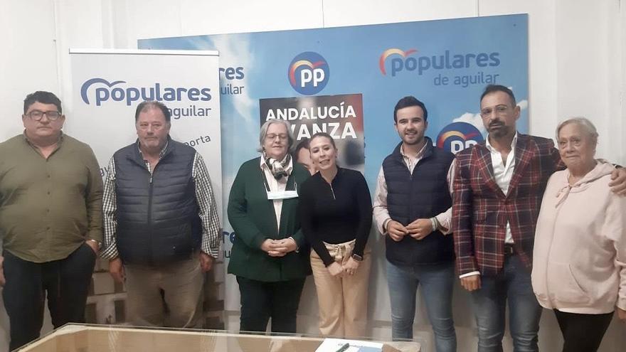 Feriantes y representantes populares durante la reunión.