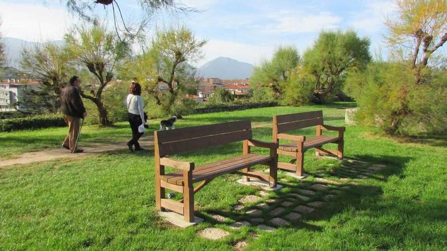 Los bancos del paseo llanisco de San Pedro, a punto