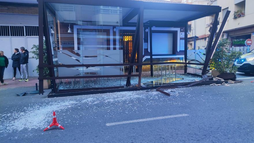 Un conductor en estado de embriaguez se estampa contra la terraza del restaurante &quot;Las Cañas&quot; en Torrevieja y se da a la fuga