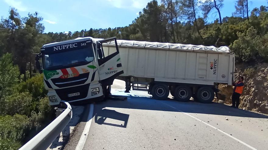 Cortan la CV-14 en Sorita por el accidente de un camión