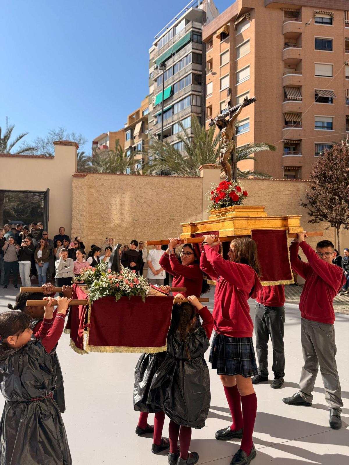 El colegio San Antonio de Padua Franciscanos de Alicante celebra su tradicional procesión infantil