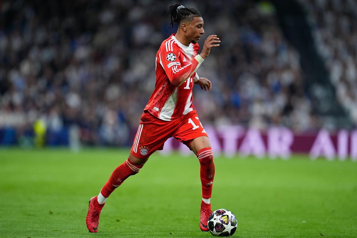 Michael Olise, con las botas del mismo color que la equipación del Bayern de Múnich