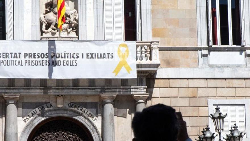 Torra vuelve a colgar un lazo amarillo en la fachada del Palau de la Generalitat