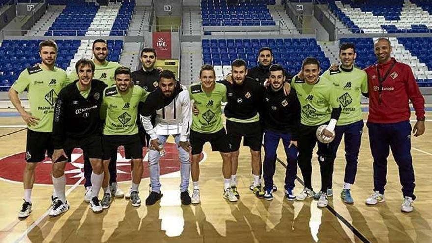 Parte de la plantilla del Palma Futsal posa con Diego Nunes, de blanco, la última incorporación.