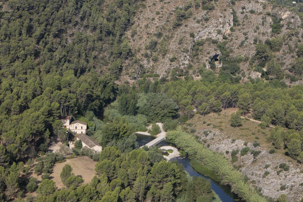 Xàtiva. Vistas del paraje de la Cova negra y Casa de la llum desde el Aventador.