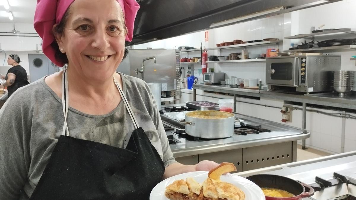 Olga Blanco con uno de los postres.