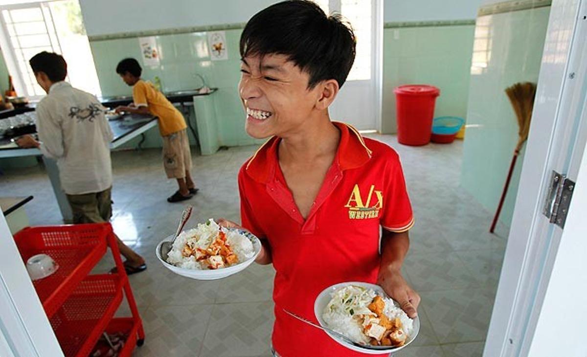 Una jove víctima de l’agent taronja porta uns plats de menjar aquest dijous en una residència per a malalts de la ciutat vietnamita de Da Nang. A la Guerra del Vietnam (1964-1971), l’Exèrcit nord-americà va utilitzar l’agent taronja, un herbicida, en una forma alterada que va resultar extremadament tòxica per a la població local. S’estima que fins a 400.000 persones van morir i 500.000 nens van néixer amb malformacions a causa d’aquest compost. Aquest divendres, les autoritats nord-americanes i vietnamites han anunciat un acord en què els Estats Units es comprometen a descontaminar zones afectades per l’agent.