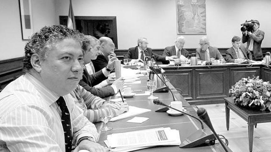Participantes en la Comisión del Pacto de Toledo, con el portavoz del PP, Tomás Burgos, en primer término.