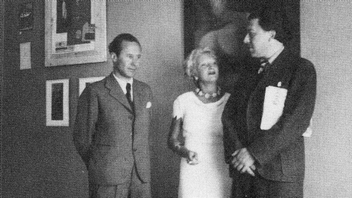 De izquierda a derecha,Eduardo Westerdahl, Jacqueline Lamba y su marido, André Breton, en la exposición de arte surrealista celebrada en mayo de 1935 en el Ateneo de Santa Cruz de Tenerife.