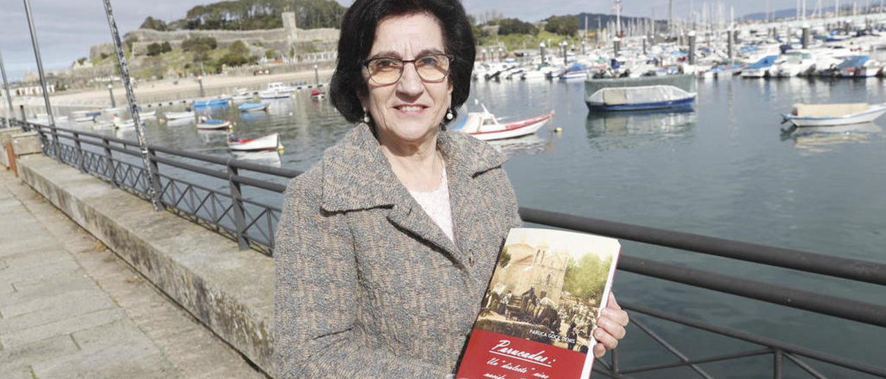 Amparo &quot;Paruca&quot; Goce Denis, con su libro &quot;Parucadas: un &#039;dialecto&#039; vivo nacido en Bayona&quot;. // R. Grobas