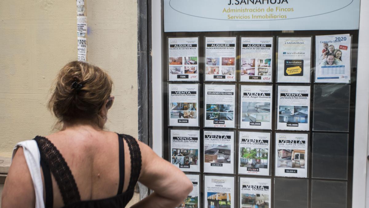 Imagen de archivo de una mujer mirando los precios de alquiler en la ciudad de València.