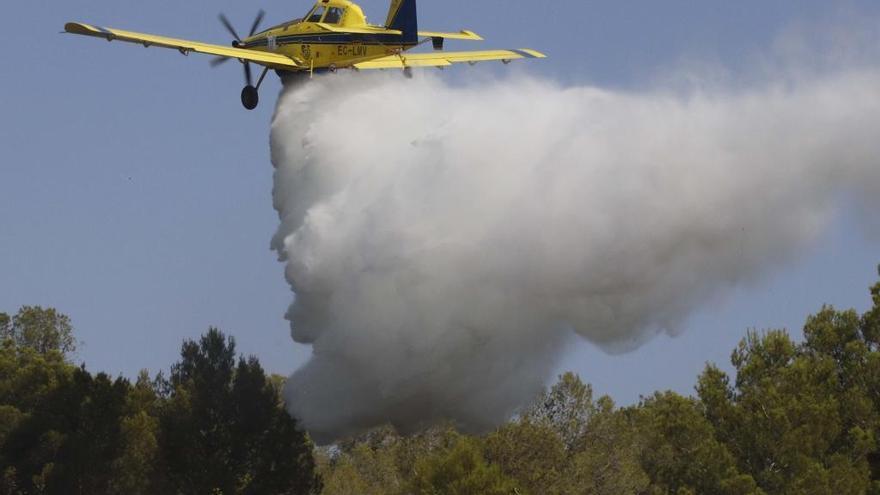 Un avión durante un incendio este verano.