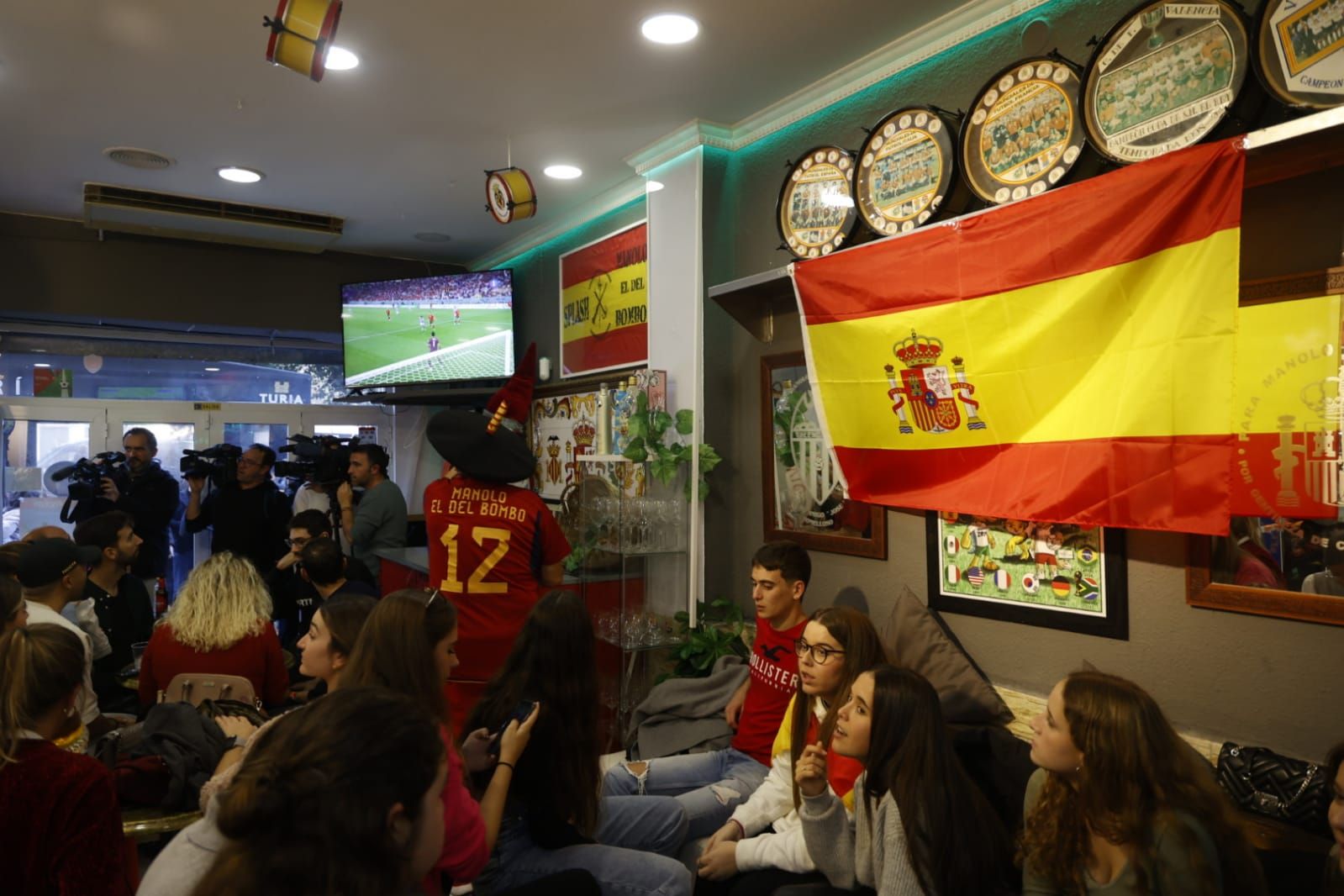 La afición llena bares y terrazas para seguir el Marruecos - España