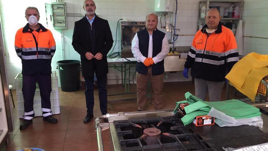 Zafra inicia el reparto de comida a domicilio a 52 niños becados en los comedores escolares