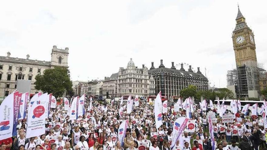 Protesta de enfermeras, un sector con nutrida presencia de españolas, ayer, en Londres, en demanda de mejoras salariales. // Efe