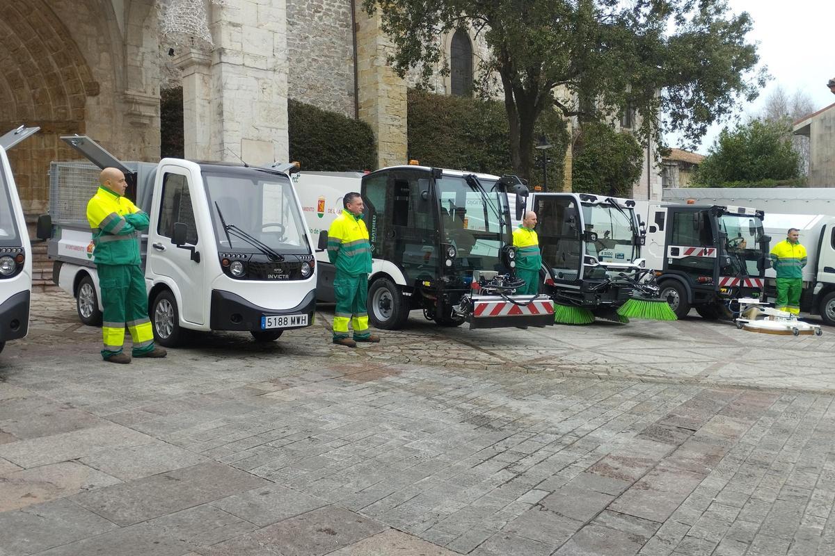 Operarios y maquinaria del servicio de limpieza de Llanes.