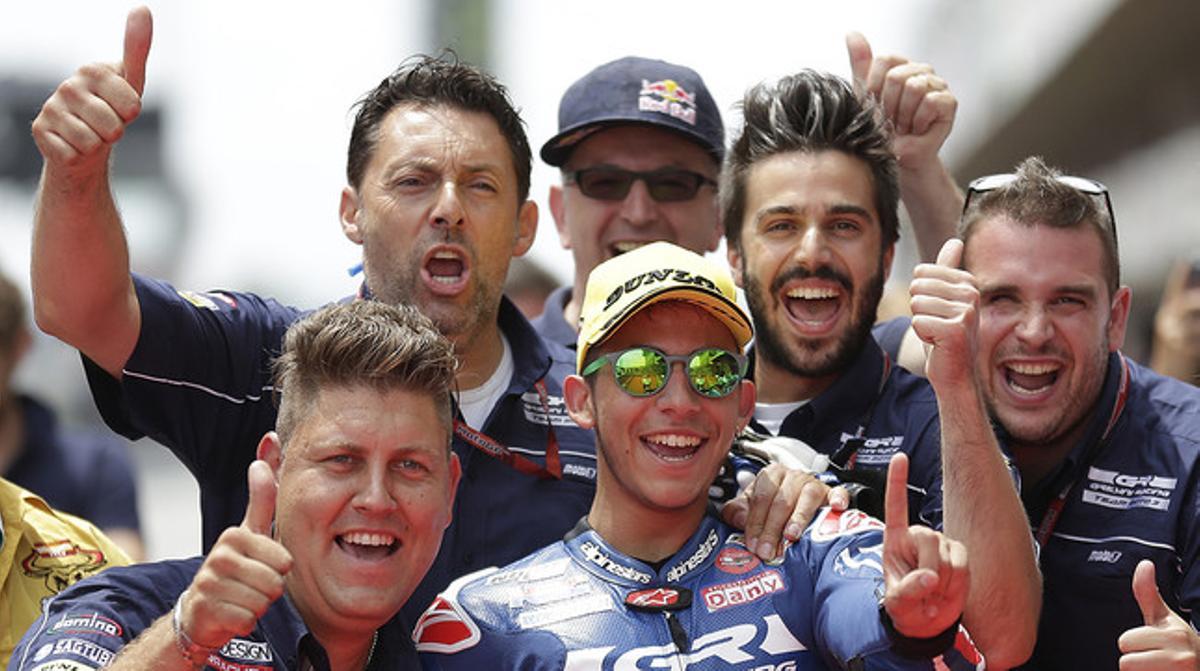 Enea Bastianini celebra amb el seu equip la ’pole’ del GP de Catalunya. Enea Bastianini celebra amb el seu equip la ’pole’ del GP de Catalunya.