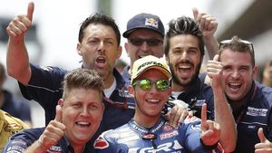 Enea Bastianini celebra amb el seu equip la ’pole’ del GP de Catalunya.