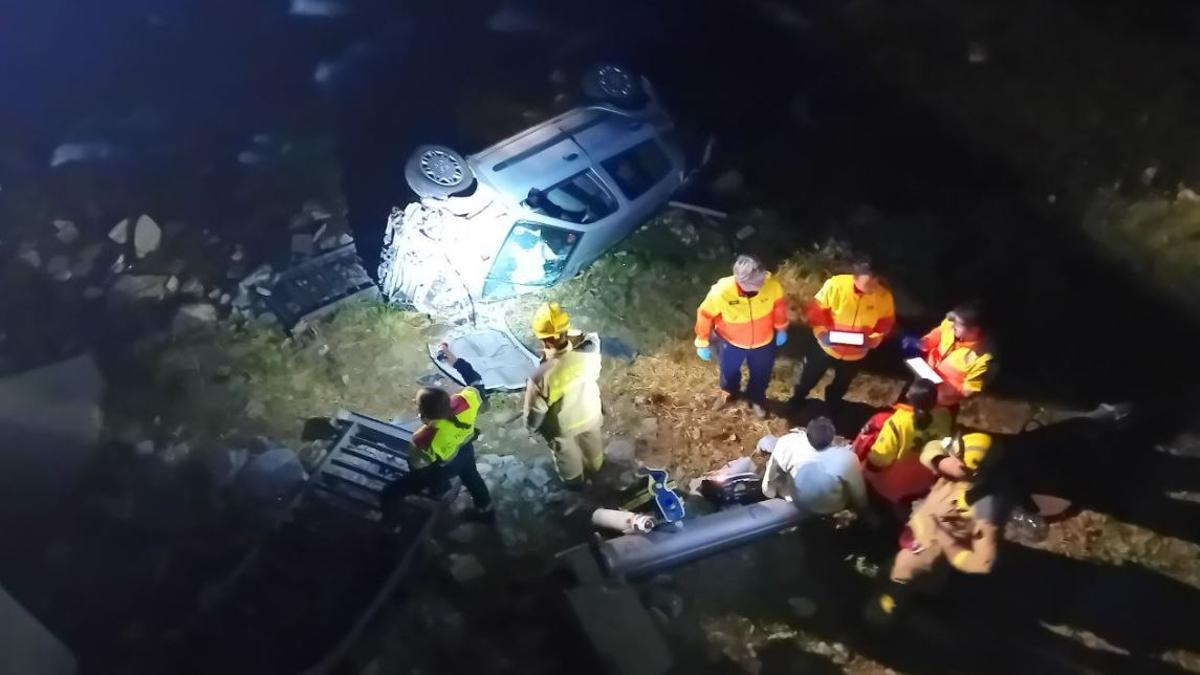 Three people were rescued after their car crashed over a bridge in Llavorsí