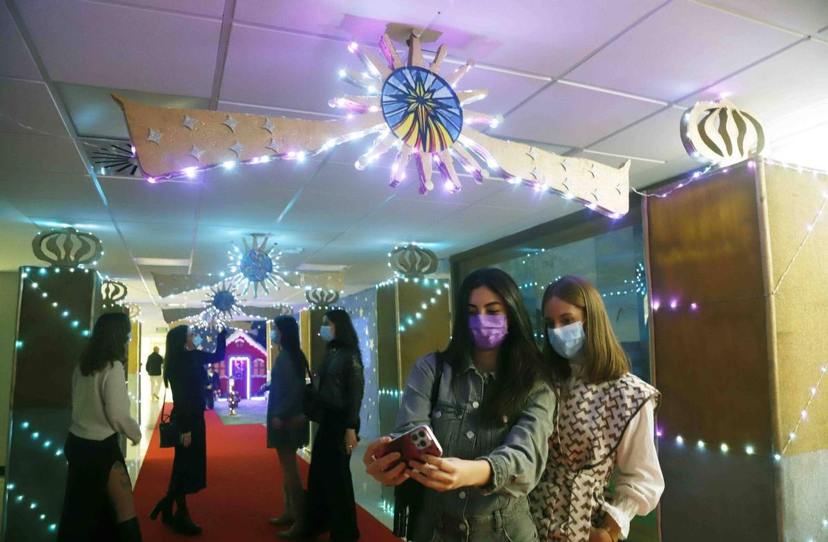 MLG 16-12-2025.-Varias personas disfrutan del encendido de la Navidad en el Hospital Materno Infantil, donde emulan la iluminación de calle Larios.