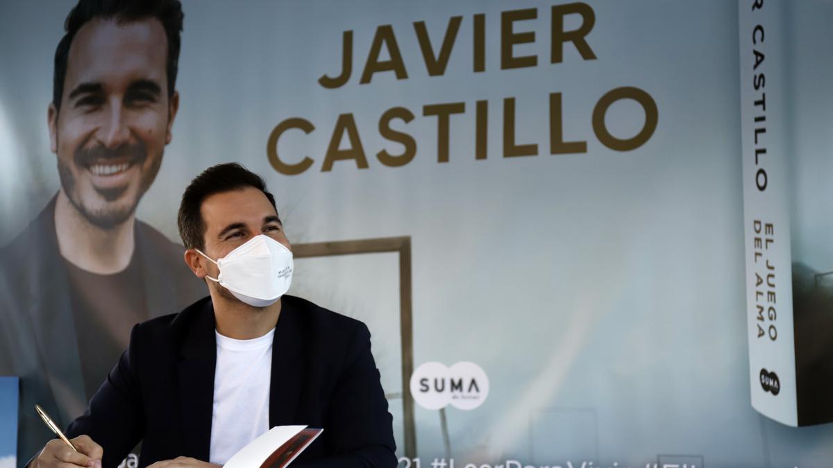 Javier Castillo firma ejemplares en la Feria del Libro de Málaga