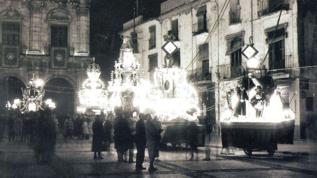 Imagenes de los primeros doce monumentos gaiateros para la Magdalena del año 1945.