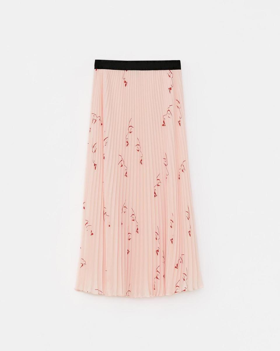 Falda plisada rosa con estampado rojo de Bimba y Lola que la influencer Eugenia Osborne ha llevado a juego con una camisa de estampado idéntico