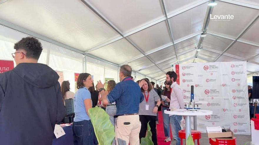 Así se ha vivido la Fira de l'Estudiant en la plaza del Prado de Gandia
