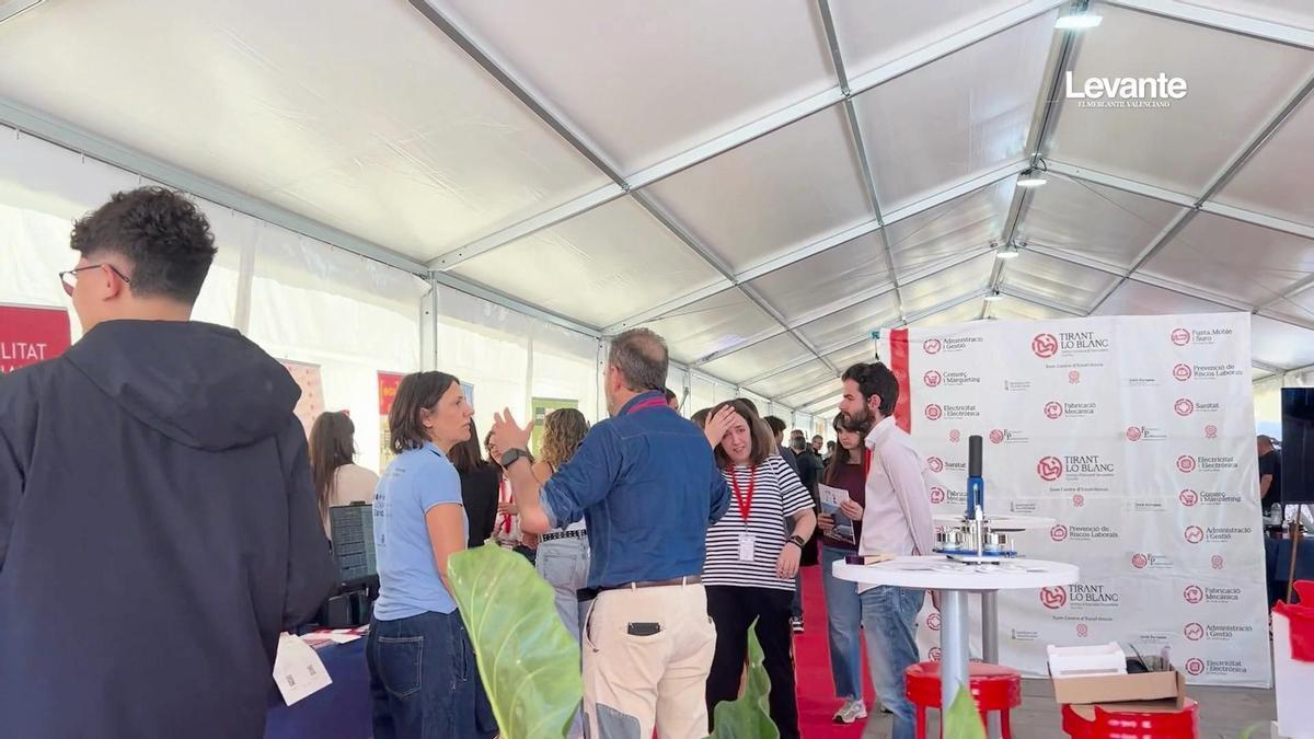 Así se ha vivido la Fira de l'Estudiant en la plaza del Prado de Gandia
