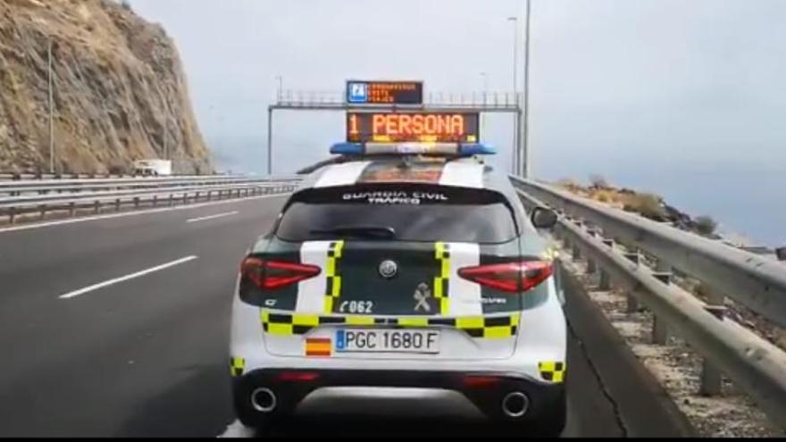 Un coche de la Guardia Civil informando de la norma.