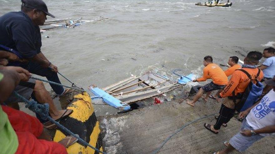 Al menos 25 muertos en tres naufragios por el mal tiempo en Filipinas