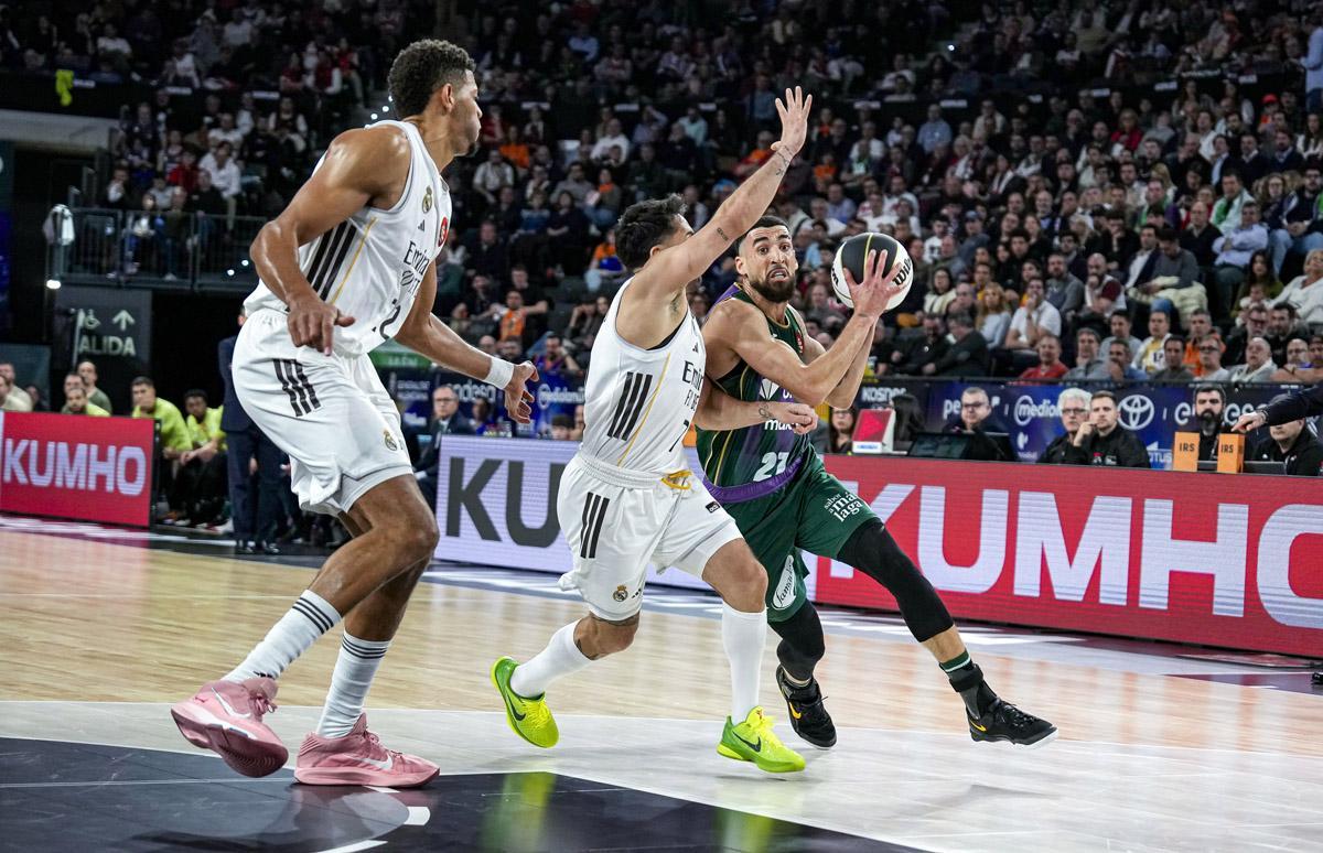 Chris Duarte intenta penetrar ante la oposición de dos jugadores del Real Madrid en el partido de cuartos de la Copa del Rey de Valencia