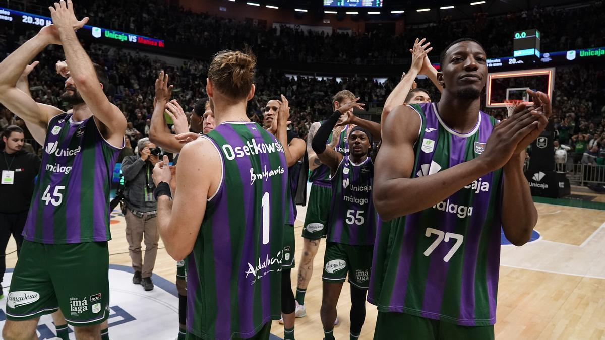 Los jugadores del Unicaja celebran una victoria ante su afición en el Carpena.