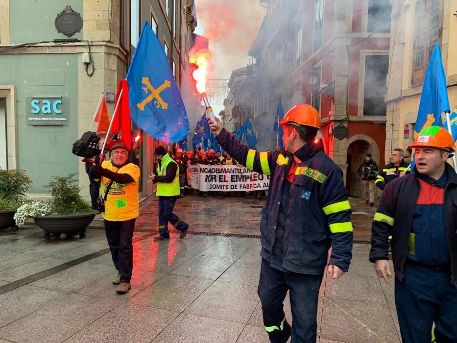 Los trabajadores de Alcoa celebran una marcha hasta Avilés para concentrarse frente al Ayuntamiento