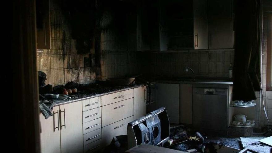Imagen de la cocina arrasada por el fuego el domingo en Soutelo de Montes. // Bernabé / Adrián Rei