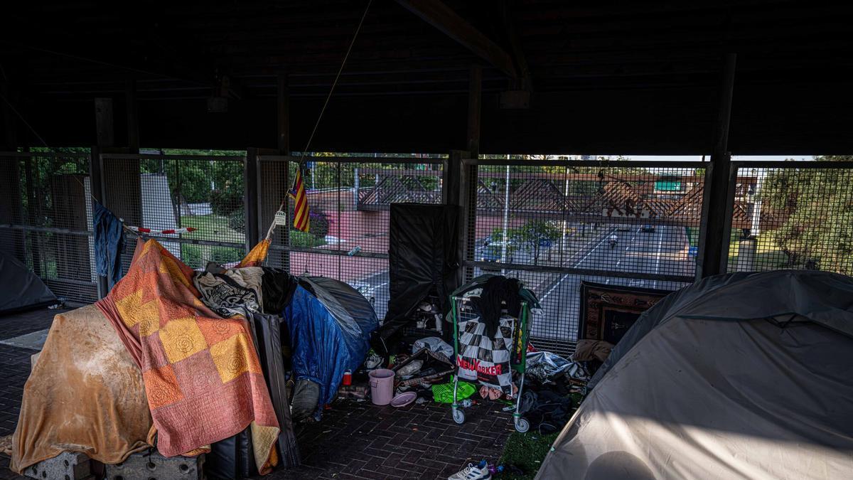 El campamento de dos personas sin hogar, sobre la ronda Litoral de Barcelona