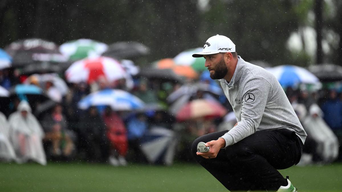 Rahm, observando el green del 18 antes de patear