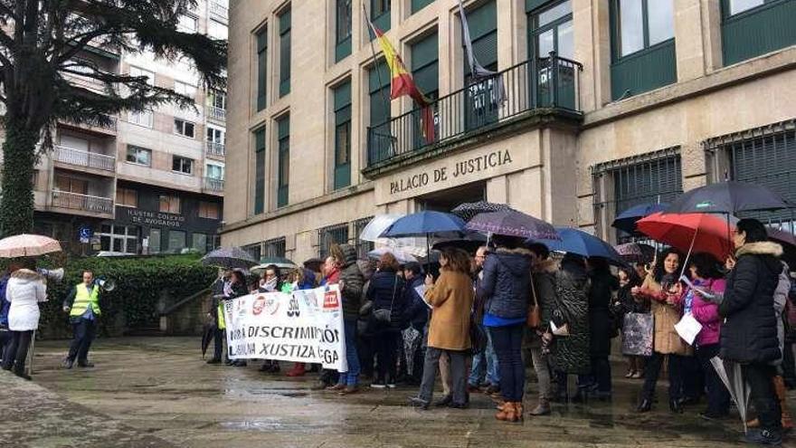 Los funcionarios se concentraron ayer frente a la Audiencia.  // FdV