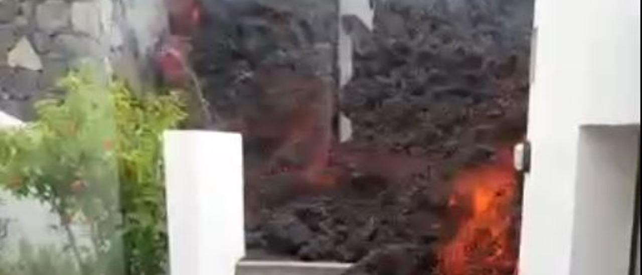 La lava 'engulle' una vivienda en La Palma