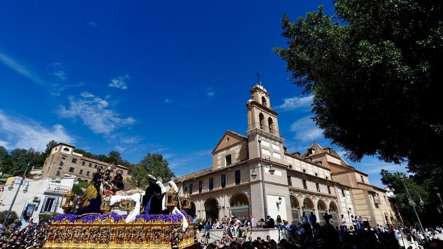 Viernes Santo de la Semana Santa de Málaga: el Monte Calvario comienza su procesión desde la ermita