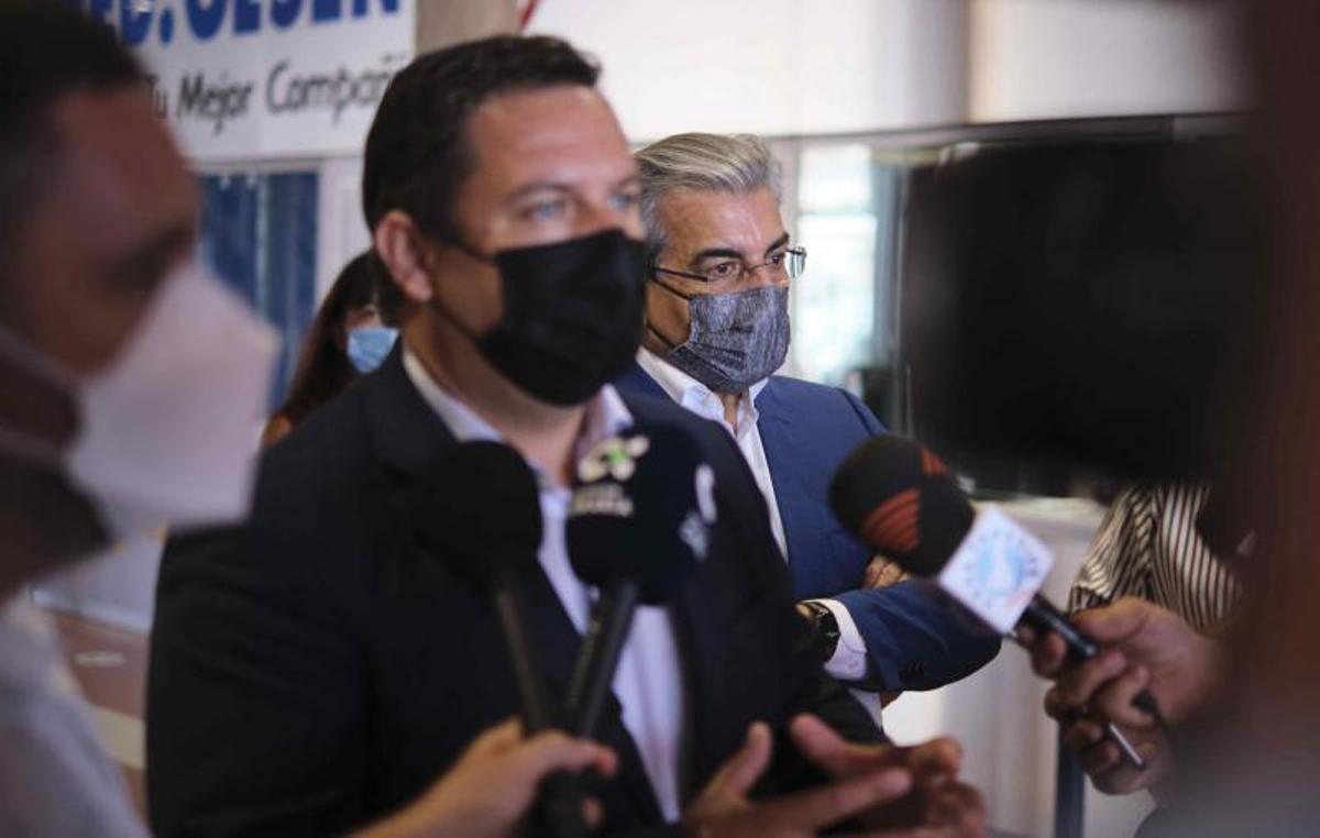 Román Rodríguez visita el Puerto de Los Cristianos