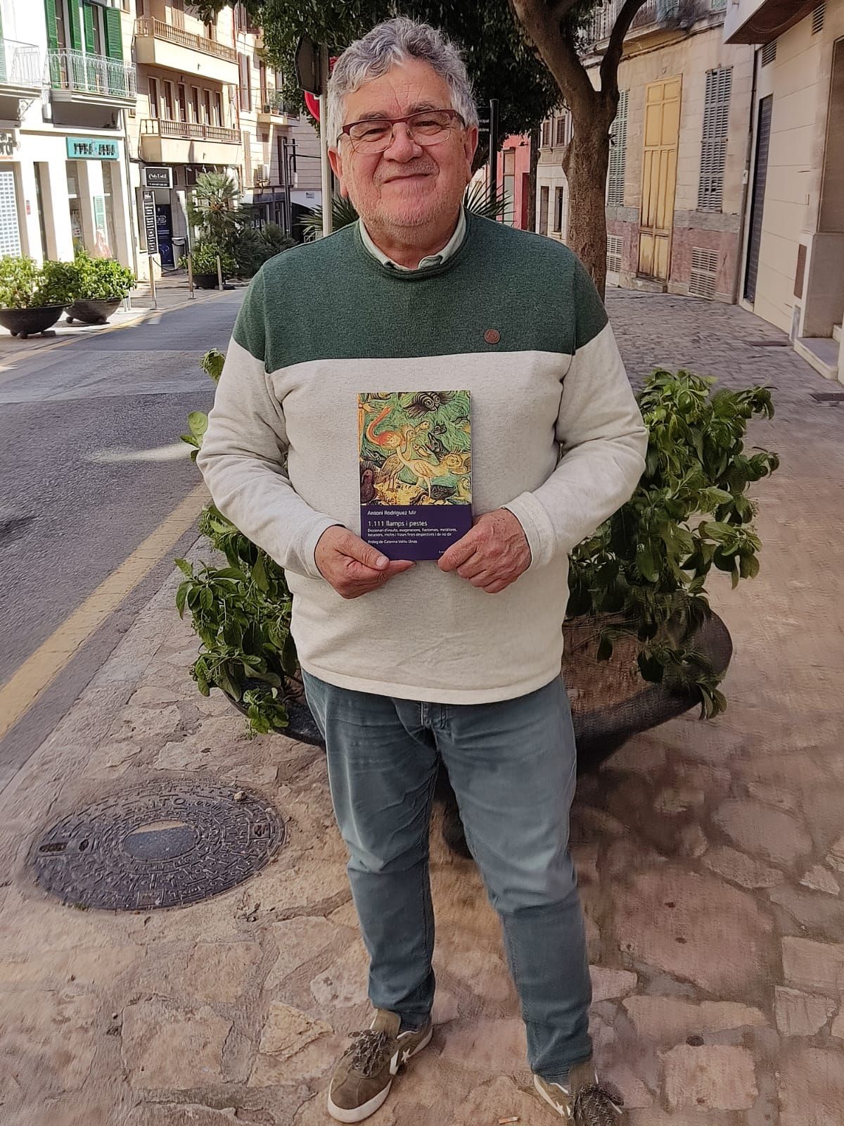 Antoni Rodríguez posa con su nuevo libro.