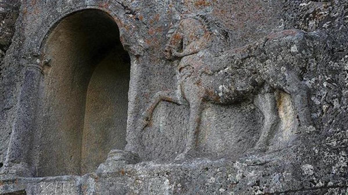 En este monumento al jinete Lukayanus fue encontrada la tablilla del reglamento hípico.