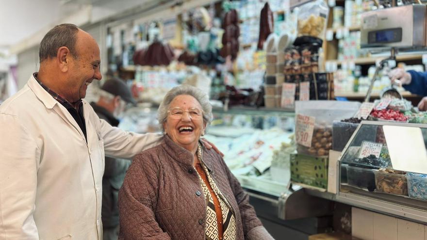 Rastrillos solidarios, recogidas de juguetes y un cartero real: el Cerro del Águila se vuelca con su Navidad