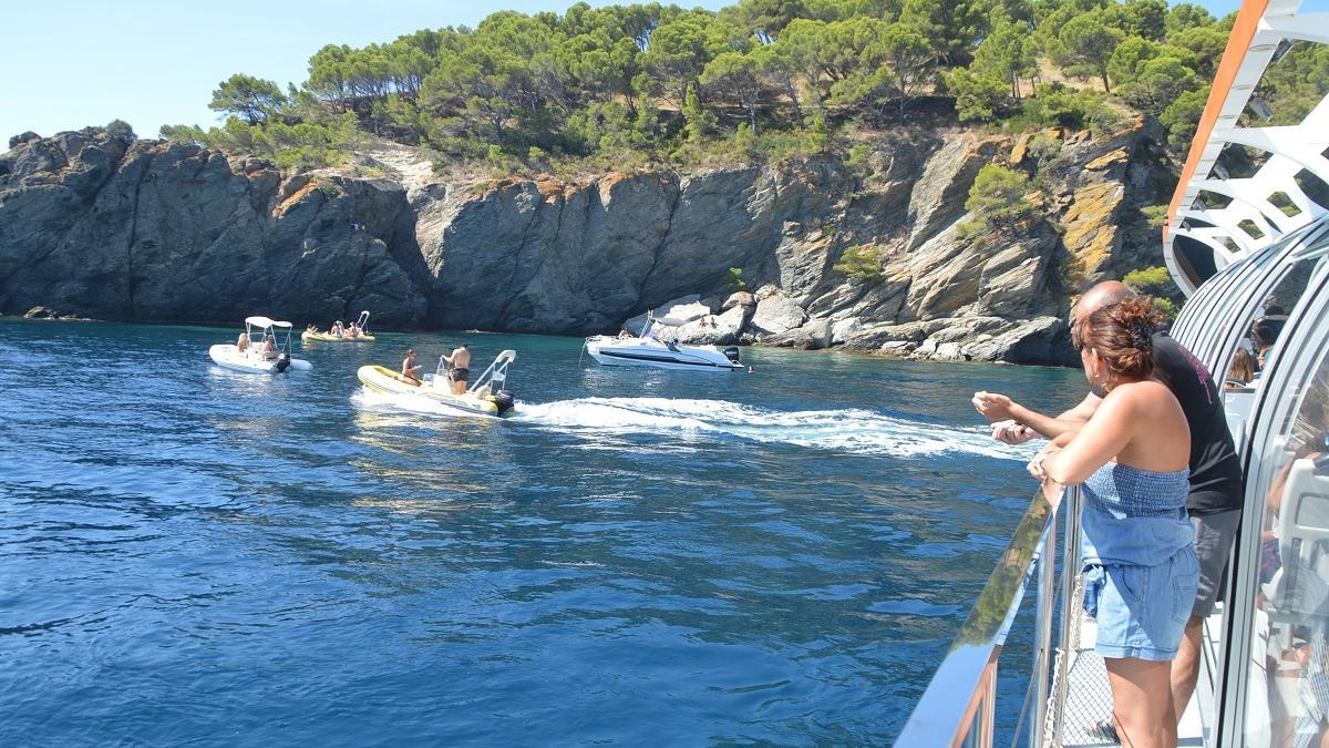 El barcacions fondejades en una cala de Cap de Creus