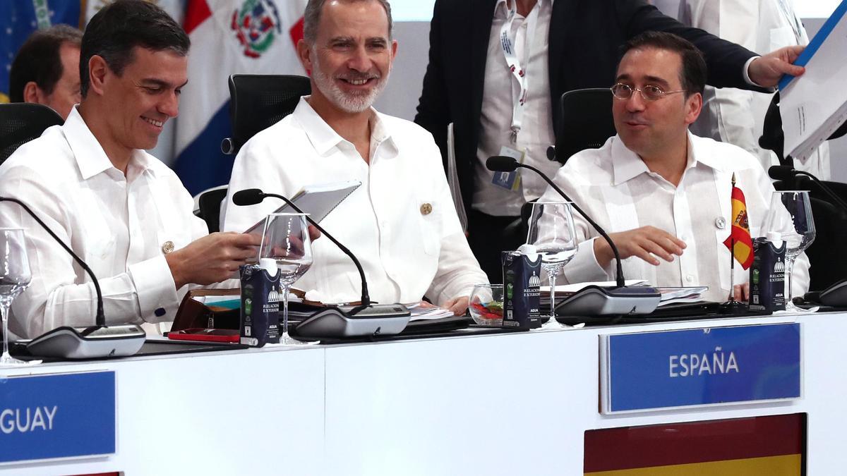 Pedro Sánchez, el rey Felipe VI y José Manuel Albares durante la XXVIII Cumbre Iberoamericana, en 2023 en Santo Domingo (República Dominicana).