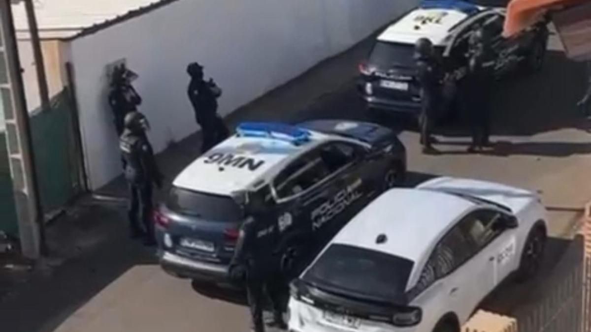 Operativo de la Policía Nacional en una de las viviendas donde se produciría el rapto y asesinato de Alberto en Tenerife.