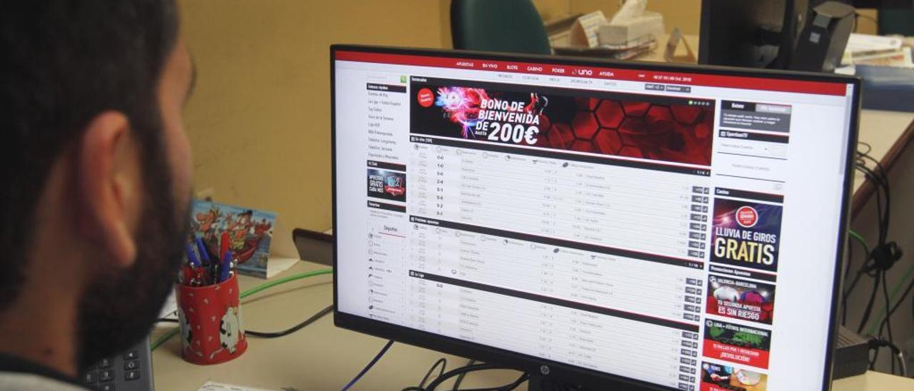 Un jugador consultando un juego online.