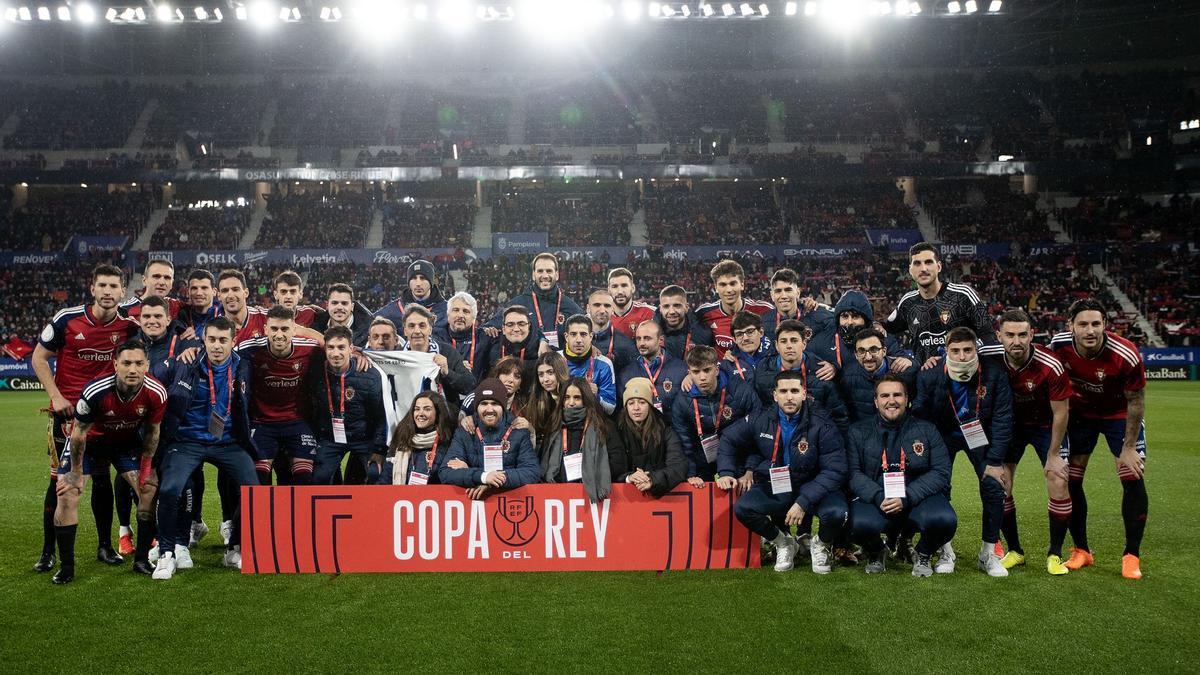 La plantilla de Osasuna y Fuentes junto a los familiares de Luismi en el encuentro de cuartos de final de Copa en El Sadar